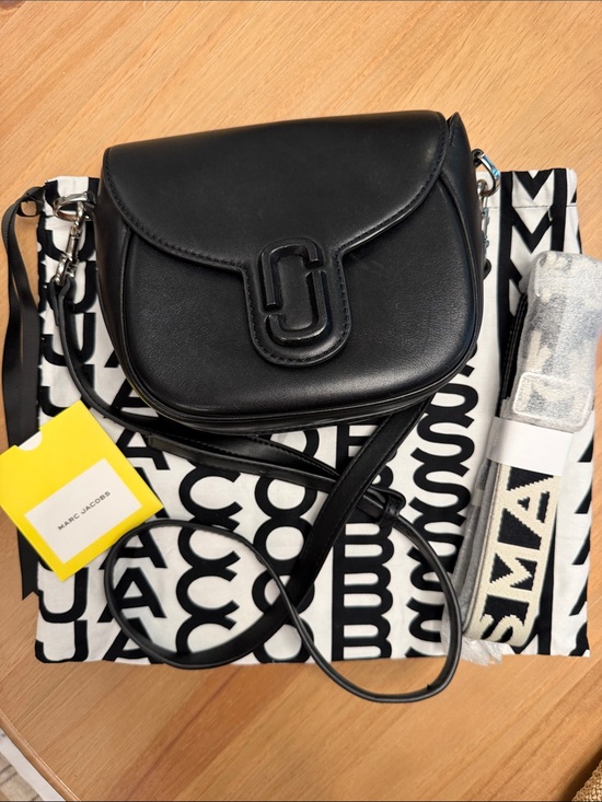 Marc Jacobs Handbags - Marc Jacobs J Marc small Black Leather Saddle Crossbody with Signature Badge